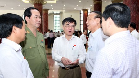 รัฐมนตรี ๕ ท่านตอบข้อซักถามเกี่ยวกับปัญหาที่ร้อนระอุของประเทศ